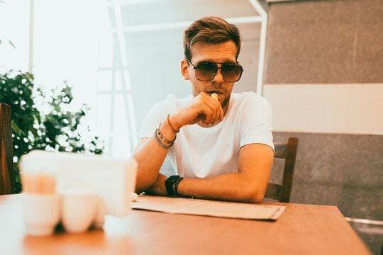 Smart e-cigarette buy guide and must know e-cigarette battery safety tips for confident vapers